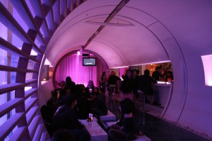 photo d'un bar lounge eclairé par des LED