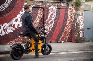 Un homme sur un scooter électrique