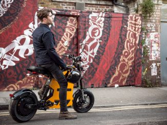 Un homme sur un scooter électrique