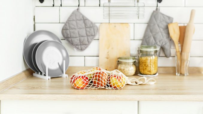 45793-319-apples-in-a-string-bag-in-kitchen-table-food-healthy-fruit-fresh-tomato-breakfast-apple-diet_t20_Jom624